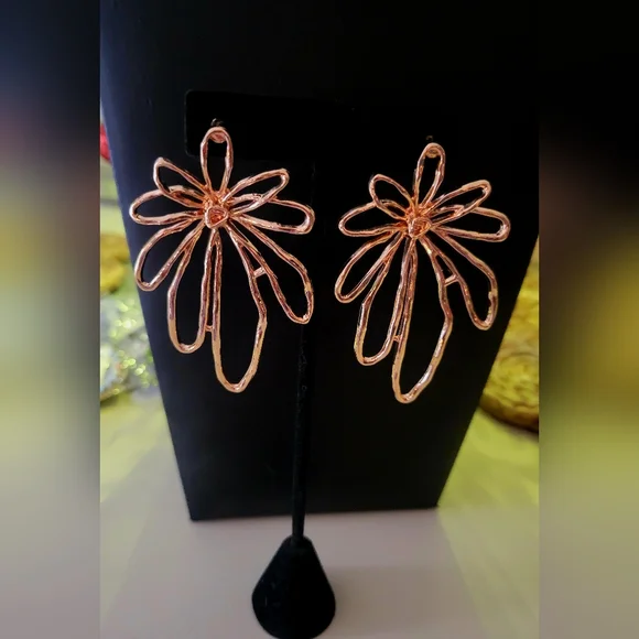 Paparazzi Elegant Gold Flower Earrings - Picture 1 of 1